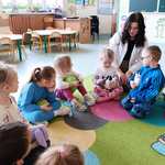 Dzieci z grupy Żabki podczas zajęć Szpital Pluszowego Misia ze studentami..jpg