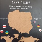 Kontur mapy Polski na ścianie w kolorze beżowym. Na górze napis: Powiedz nam skąd jesteś? Poniżej kontynenty, wszystkie w kolorze beżowym, po bokach flagi wybranych krajów w kółkach.