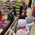 Czworo dzieci z grupy Pszczółki wręcza papierowy tulipan Pani pracującej w sklepie spożywczym..jpg