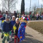 Dzieci z gr. Motylki_ Misie i Sówki w wiosennym korowodzie z okazji I Dnia Wiosny..jpg