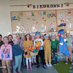 Dzieci z grupy Biedronki w opaskach wiosennych i Marzanną witają Pierwszy Dzień Wiosny..jpg