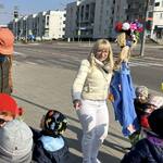 Dzieci z grupy Pszczółki i Żabki podczas spaceru na którym wręczono papierowego tulipana przechodniom..jpg