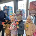 Dzieci z grupy Biedronki wręczają Pani tulipana z okazji powitania wiosny..jpg