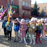 Dzieci z grupy Sówki podczas spaceru z okazji powitania wiosny..jpg