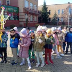 Dzieci z grupy Sówki pozują do zdjęcia podczas wiosennego spaceru..jpg