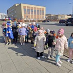 Dzieci z grupy Żabki_ Biedronki i Pszczółki rozdają tulipanki z okazji Pierwszego Dnia Wiosny..jpg