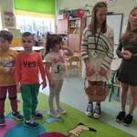 Dziewczynki z kl. 6 e - Blanka i Lena prowadzące z okazji I Dnia Wiosny_ zabawy dla dzieci z gr. Motylki..jpg