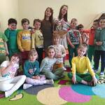 Dziewczynki z kl. 6 e - Blanka i Lena stojace razem z dziećmi z gr. Motylki i pozujące do pamiątkowego zdjecia..jpg