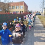 Grupy przedszkolne podczas wiosennego spaceru z kwiatami w dłoniach..jpg