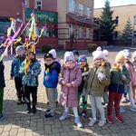 Grupa Sówki podczas wiosennego spaceru..jpg