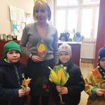 Trzej chłopcy z gr. Motylki_ Misie i Sówki z P. dyr. A. Sawoń trzymajace wiosenne kwiatki..jpg
