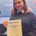 Nagrodzona uczennica trzyma potwierdzenie przyznania stypendium.jpg