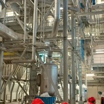 Dzieci przyglądają się metalowym instalacjom wewnątrz hali.jpg