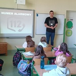 Troje pracowników Centrum Powiadamiania Ratunkowego przedstawia prezentację na tablicy.jpg