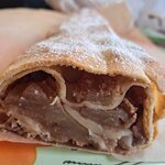  Na zdjęciu widać podłużne ciasto typu rolada z nadzieniem.