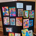 Fragment wystawy z pracami uczniów – kolorowe portrety inspirowane twórczością Picassa roz.jpg