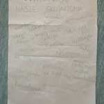 Plakat - na szarym papierze widnieją napisy: Uważność - nasze skojarzenia. Przykładowe napisy: droga, uwaga, koncentracja, spokój.