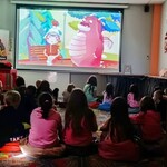 W sali edukacyjnej Ognik dzieci ogladają edukacyjny film.jpg