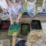 Dzieci z grupy Żabki mieszają_ ugniatają_ łączą wszystkie wybrane składniki na zajęciach z Sensoplastyki..jpg