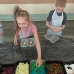 Dziewczynka i chłopiec z grupy Sówki podczas zajęć sensoplastycznych. Dzieci dotykają różnych struktur..jpg