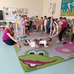 Dzieci z grupy Biedronki czołgają się pod tyczka..jpg