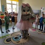 Dzieci z gr. Motylki wręczające Królikowi jajko..jpg
