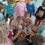 Dzieci z grupy Biedronki oglądają znalezione jajeczka..jpg