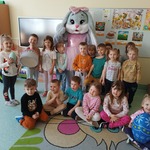 Dzieci z grupy Biedronki pozują do wspólnego zdjęcia z Panią Królisiową..jpg