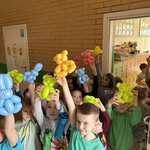Dzieci z grupy Misie pozują do zdjęcia z wielkanocnymi balonami od Pań animatorek..jpg