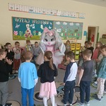 Dzieci z grupy Sówki tańczą z Panią Królisiową taniec powitalny..jpg