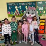 Dziewczynki z gr. Motylki stojące razem z Wielkanocnym Zającem..jpg