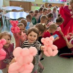 Na zdjęciu są dzieci z grupy Pszczółki z balonami od Pani Królisiowej..jpg