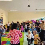 Dzieci z gr. Motylki wraz z rodzicami w zabawie pt. „Taniec kurcząt”..jpg