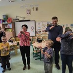 Dzieci z gr. Motylki wraz z rodzicami w zabawie tanecznej..jpg