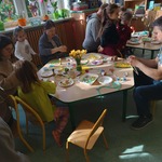 Dzieci z grupy Biedronki razem z Rodzicami ozdabiają tekturowe pisanki wstążkami..jpg