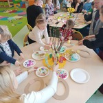 Dzieci z grupy Biedronki razem z rodzicami ozdabiają pisanki z tektury kolorowymi wstążkami..jpg