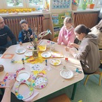 Dzieci z grupy Biedronki razem z Rodzicami przyklejają ozdoby do pisanek i kartek Wielkanocnych..jpg