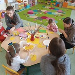 Dzieci z grupy Biedronki razem z Rodzicami robią kurczaczki z papieru..jpg