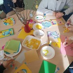 Dzieci z grupy Biedronki razem z Rodzicami wykonują Wielkanocne kartki..jpg