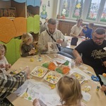 Dzieci z grupy Żabki wraz z rodzicami podczas warsztatów plastycznych w przedszkolu..jpg