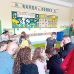 Malowanie gipsowych ozdób w grupie Sówki..jpg