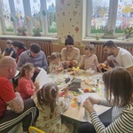 Rodzice dzieci z grupy Żabek podczas warsztatów wielkanocnych..jpg