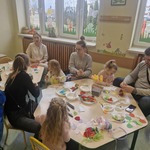 Rodzice z dziećmi  z grupy Żabki wykonują prac plastyczne podczas warsztatów wielkanocnych..jpg
