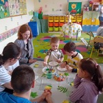 Wspólną pracą plastyczna w grupie Sówki..jpg