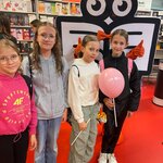 Uczestnicy Targów pozują wraz z maskotką. 