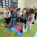 Dzieci z grupy Motylki podczas aktywnośći na warsztatach..jpg