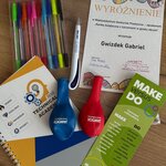 zdjęcie dyplomu -  oraz nagród w postaci kolorowych długopisów_ zakładki_ kołonot.jpeg