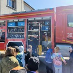 Dzieci z grupy Motylki i Sówki oglądają wóz strażacki..jpg