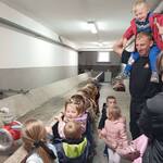 Przedszkolaki podczas zwiedzania straży pożarnej..jpg