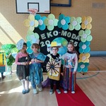 Dzieci z Sówek biorące udział w Ekologicznym pokazie mody..jpg
